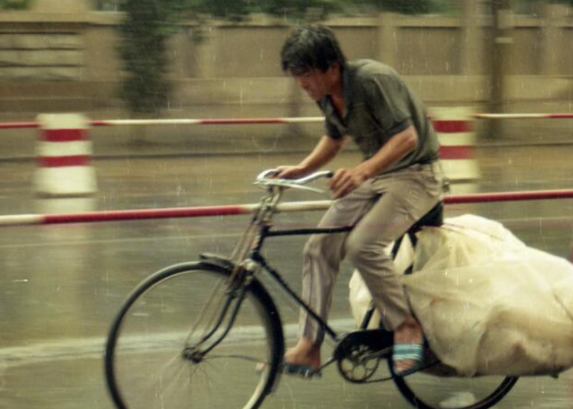 自行車—80年代結婚必備品 90年代需辦理牌照和駕駛證