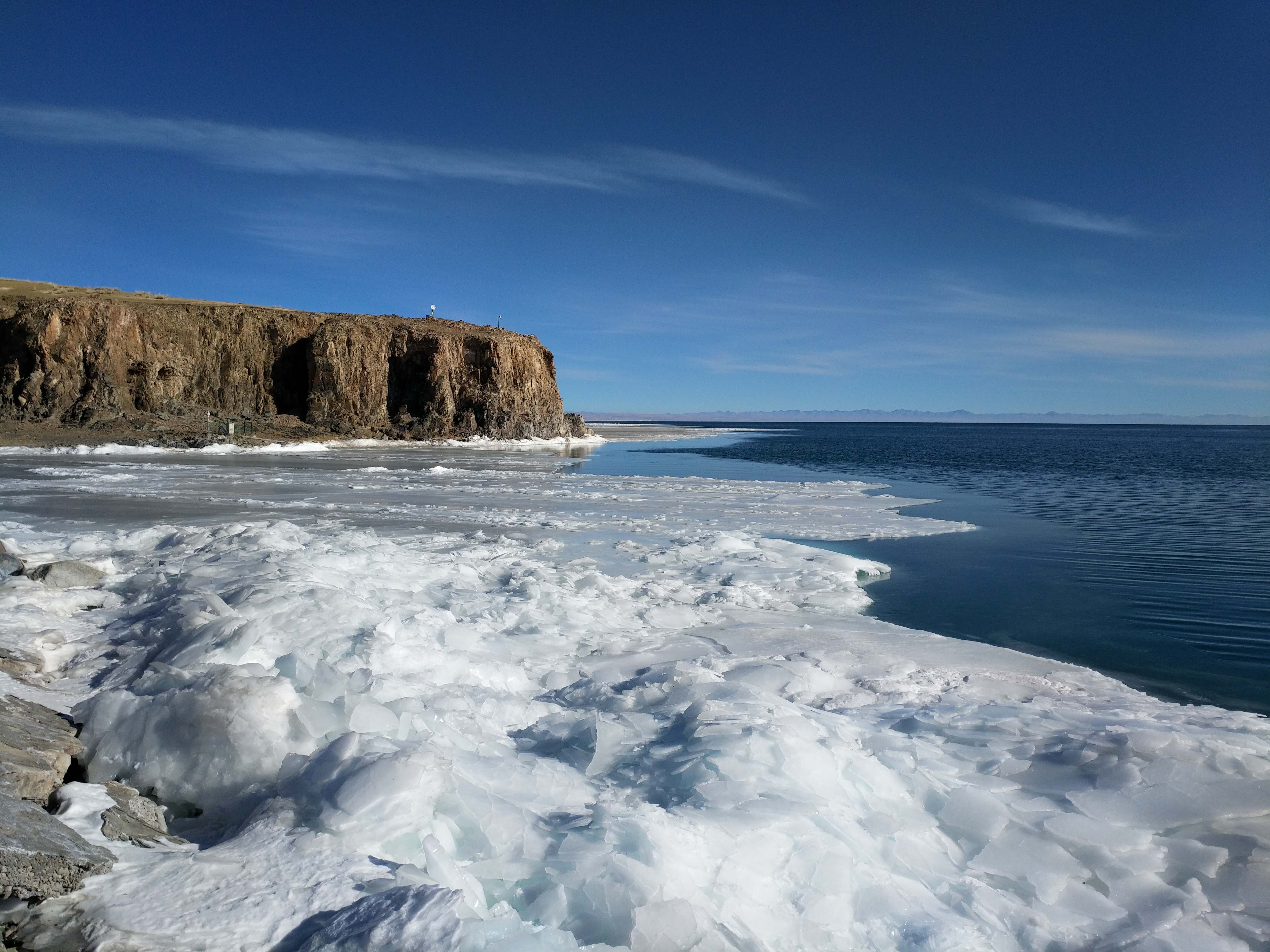 你来过冬季的青海湖吗?湖面都结冰了玩的很嗨,就是个冷