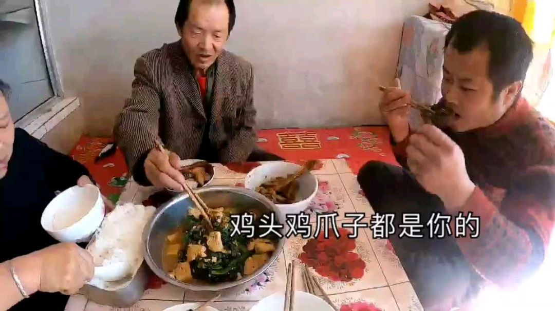 农村文妈做一盘鸡肉文爸和文科大口啃鸡肉文海说啥了一家人乐呵呵