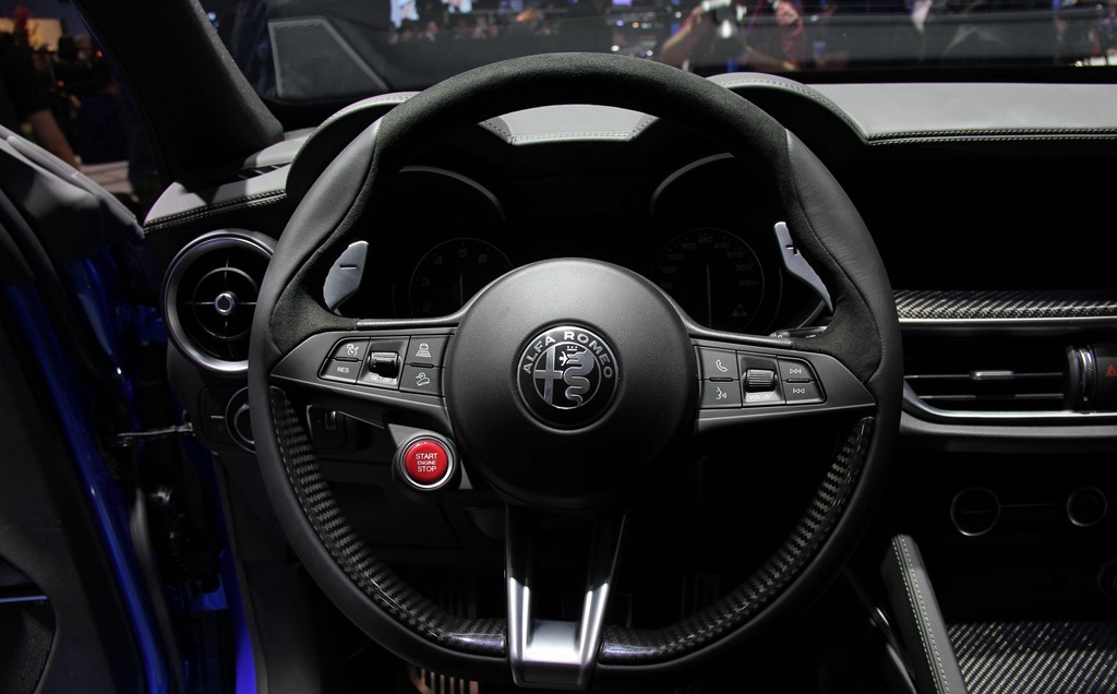 对阿尔法罗密欧stelvio四叶草版的图解与赏析,高清大图真好看