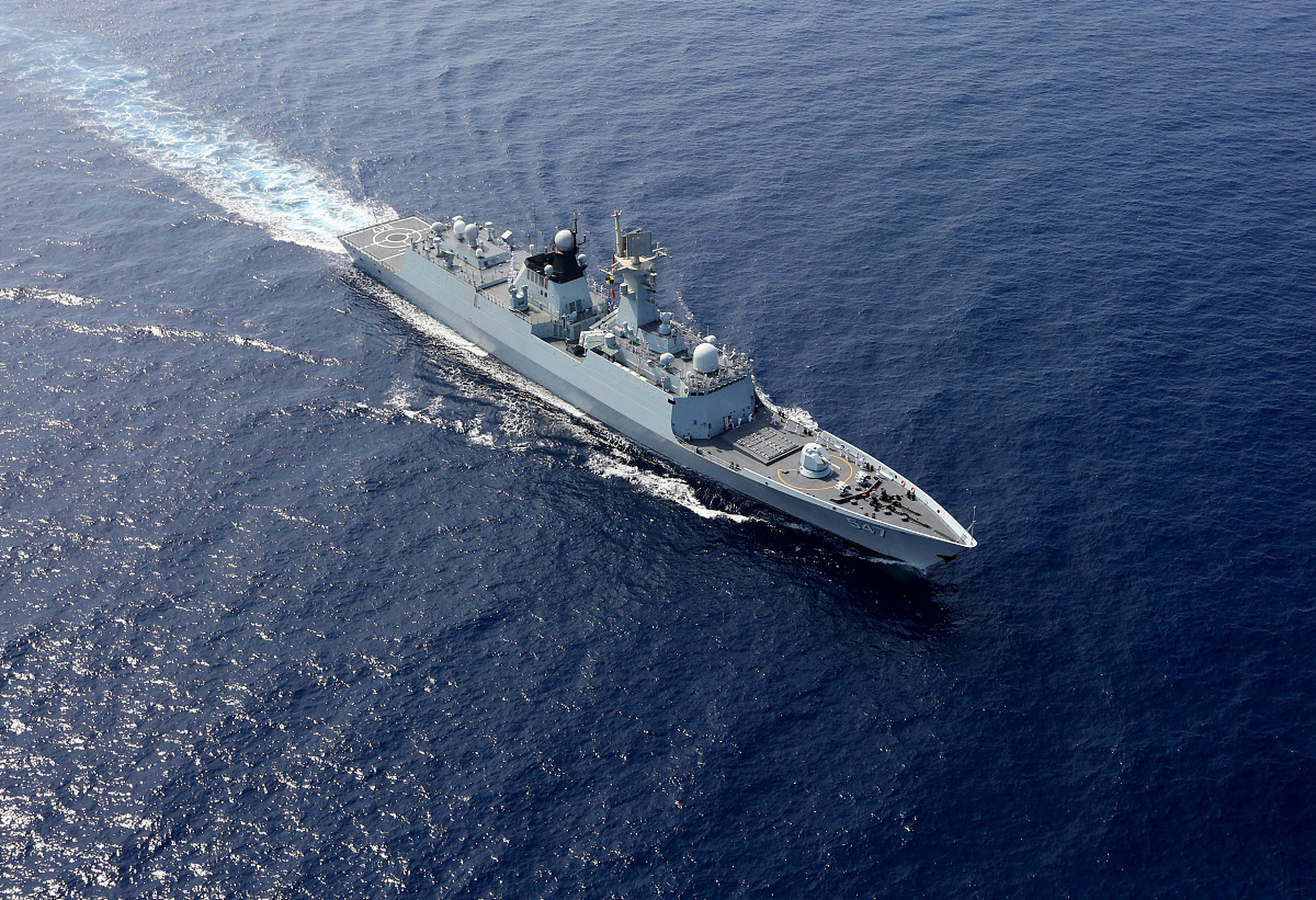 如何看待我国首艘新一代大型导弹护卫舰054b型低调下水?