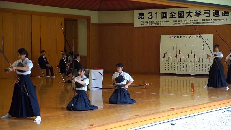 这是日本大学女生的弓道比赛 她们射箭的姿势非常优美 体育 体育周边 好看视频
