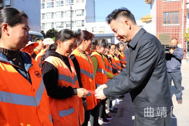 沾益:刘本芳李金林施兴满为一线环卫工人送去节日祝福