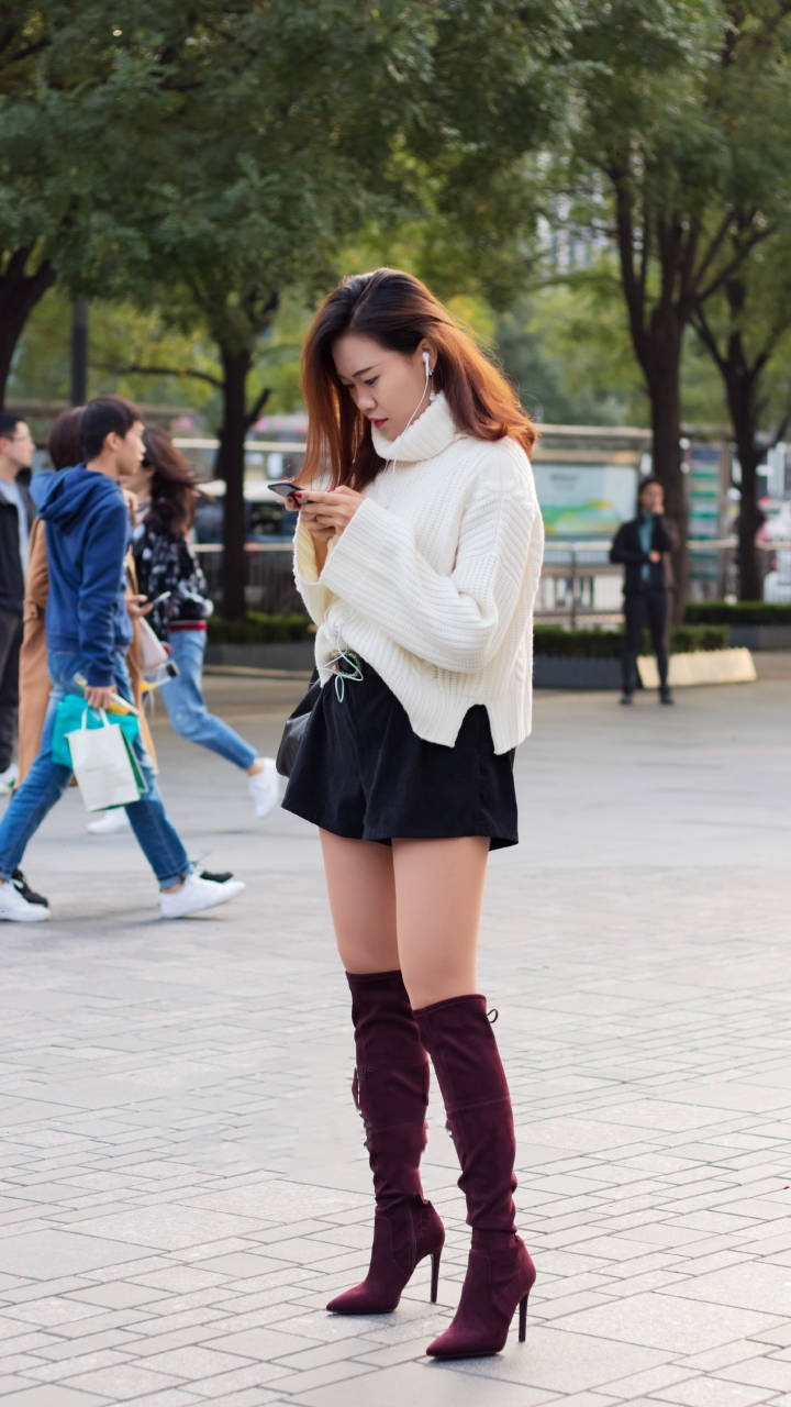 光腿神器搭配短靴,给人一种下身消失的感觉.