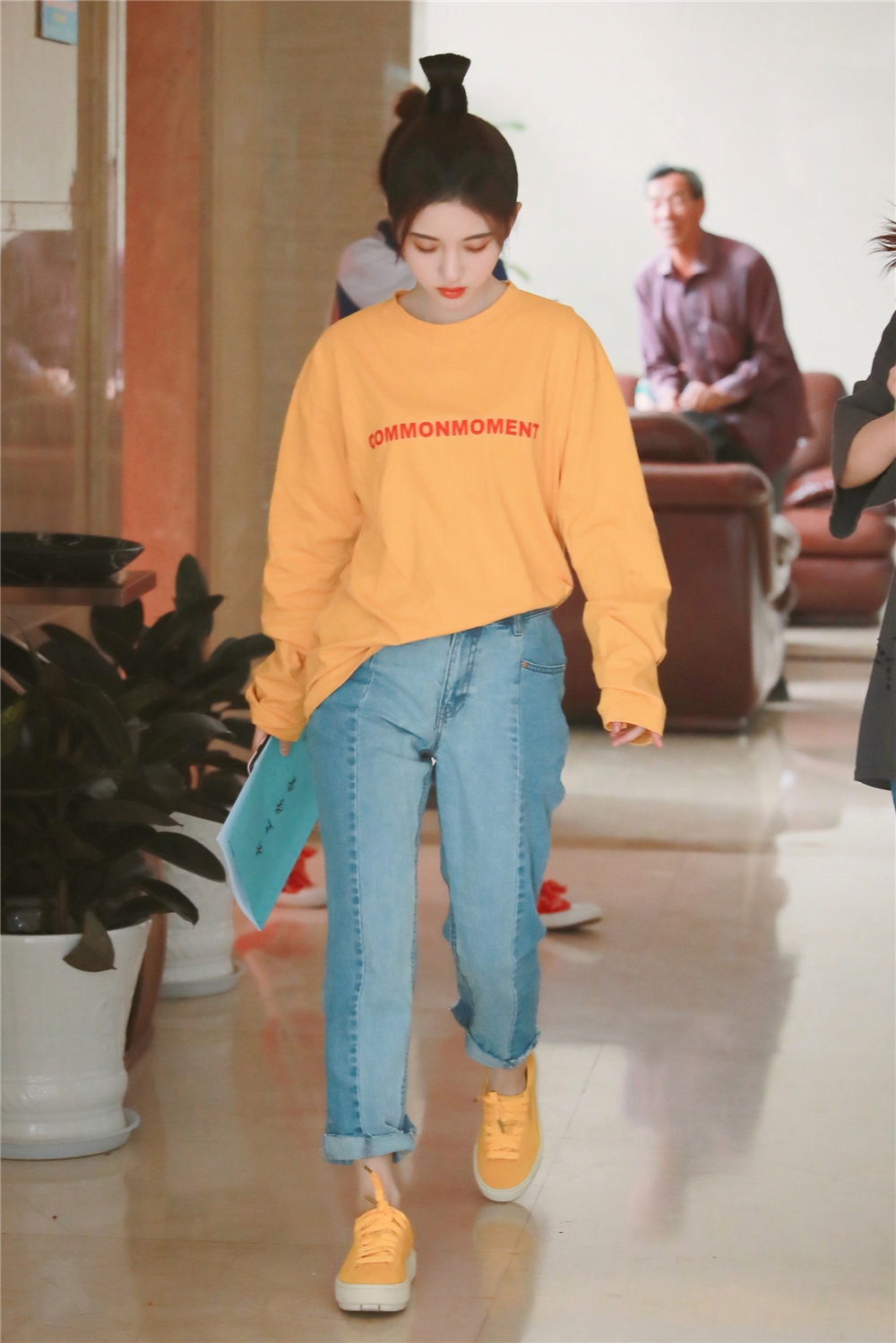 鞠婧祎是"糖果精"吧?黄色卫衣配牛仔裤甜到齁,简直美的不像话