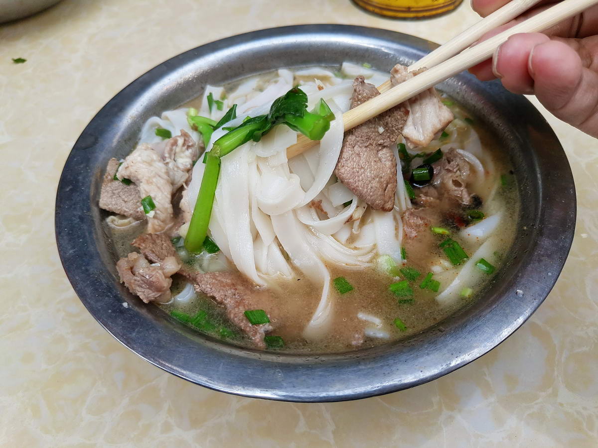 趁圩赶集:广西天峨县,会见河池市米粉界代表——煮粉