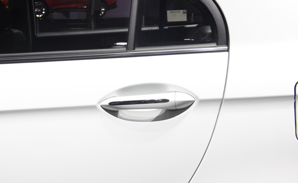 这款车的门把手采用的材质不是特别的好,虽然设计的样式很漂亮,但是