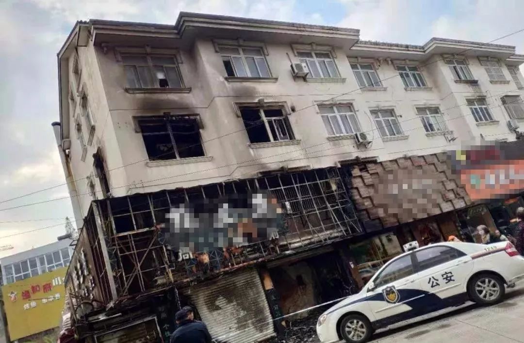 凌晨靖江上海城突发火情,商铺被烧损失惨重,最新通报来了