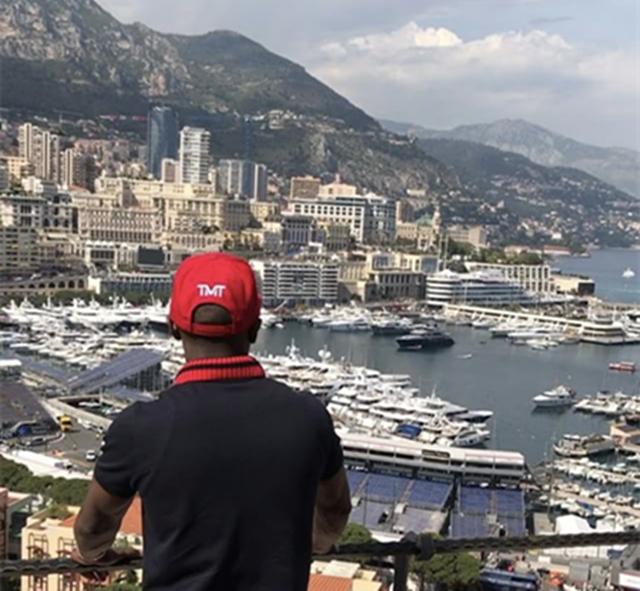 梅威瑟出国旅游开视频炫富,展示如何才能一天花掉两百万现金