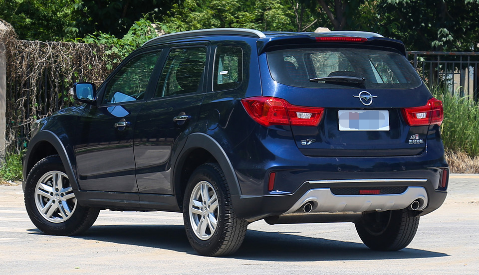 一汽海马s7外观富有运动感,整体的设计低调并且又不失奢华,并没有给人