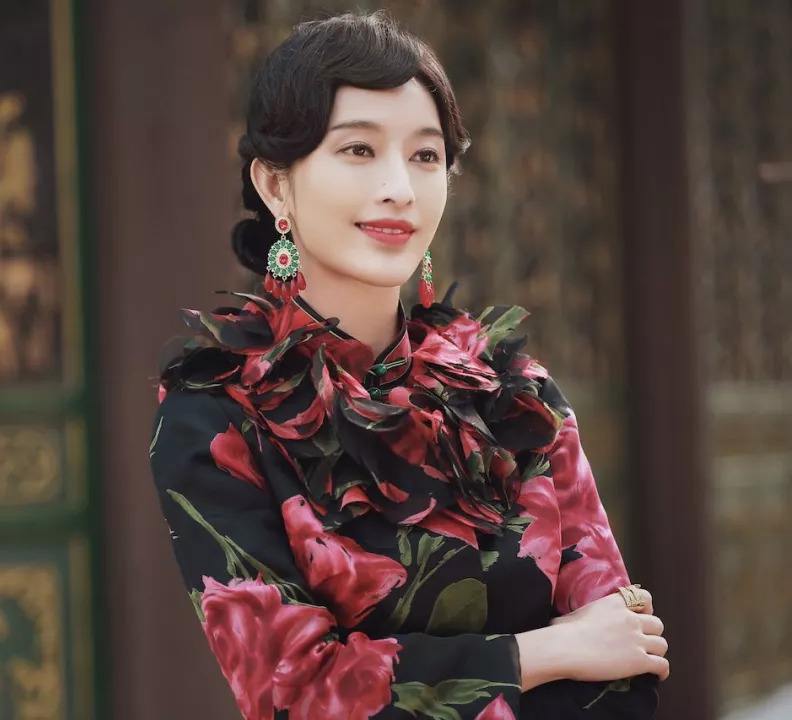 张俪身穿一袭旗袍气场大开!她的旗袍妩媚高级,实在令人陶醉!