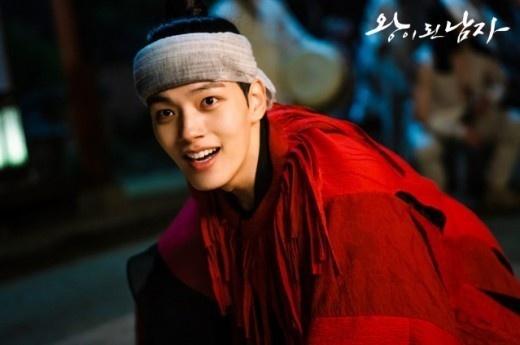 《双面君王》吕珍九一人分饰两角,口碑收视爆棚