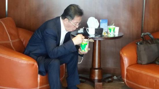 他是"泡面背后的首富":27岁还在务农,儿子结婚他捐了6666万元