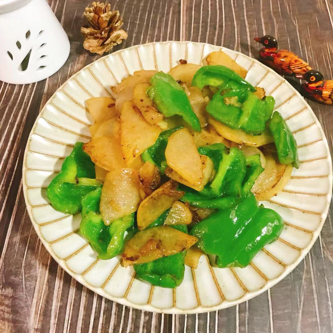 家庭版的大辣椒炒土豆片,好吃的不得了,美味又温馨