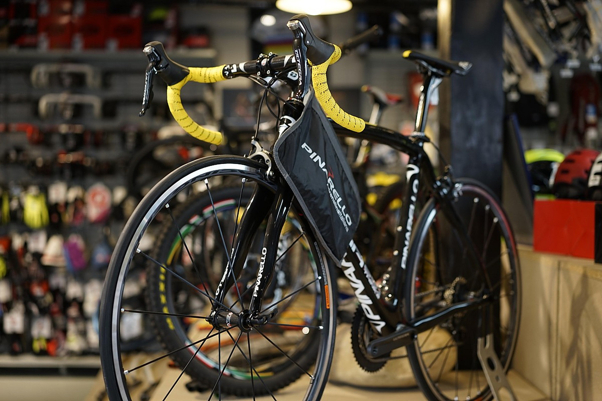 蝴蝶trekmadone是最贵的自行车,采用碳纤维制作,车身装饰蝴蝶翅膀,曾