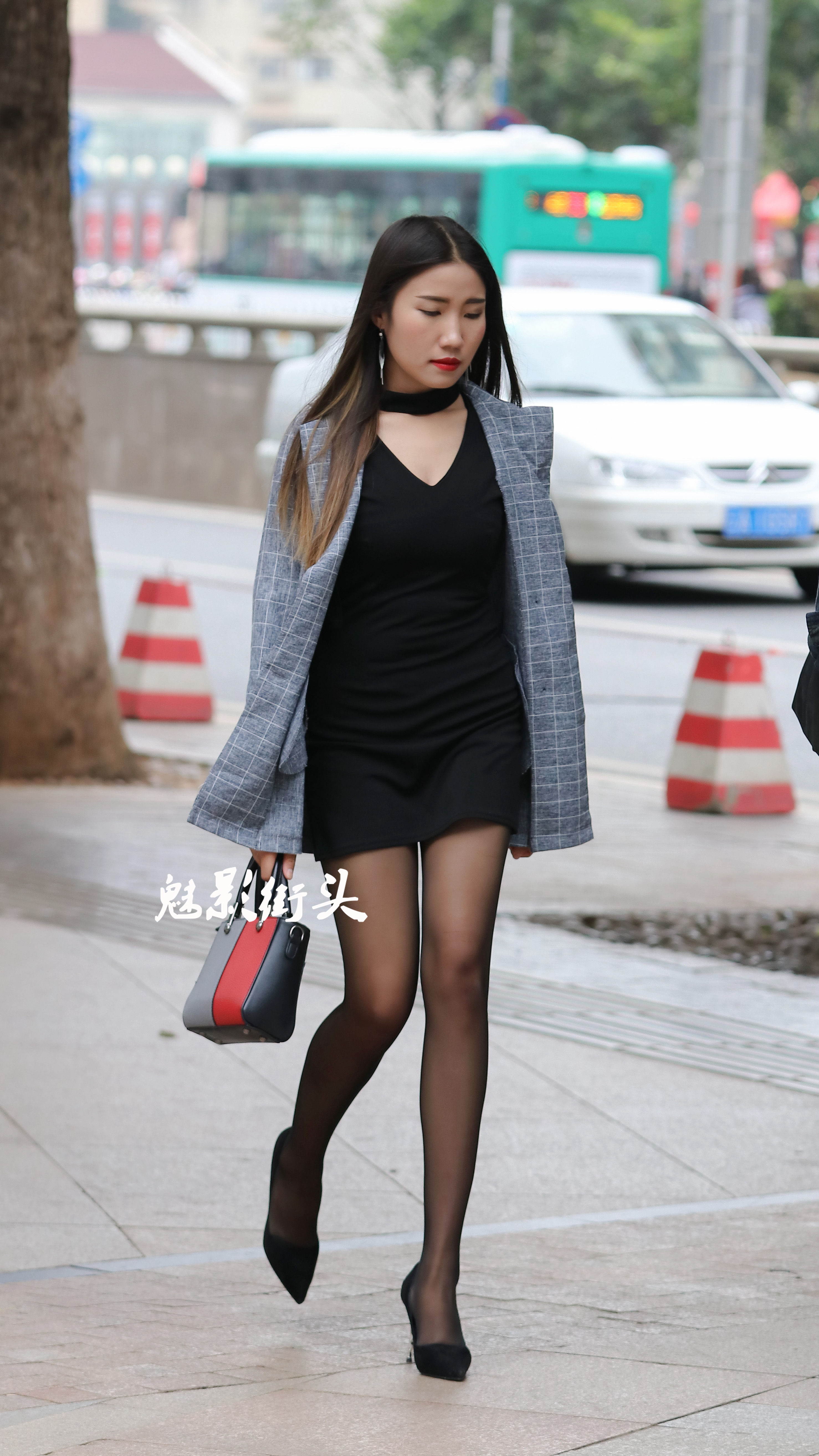 街拍:黑色v领连衣裙搭黑丝,脚踩尖头高跟鞋,处处散发着女人味