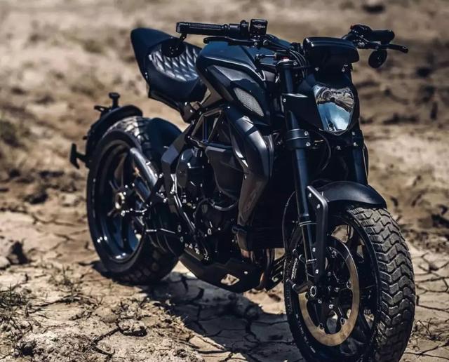 奥古斯塔800 rr街车纯黑改装案例,有一点scrambler的味道