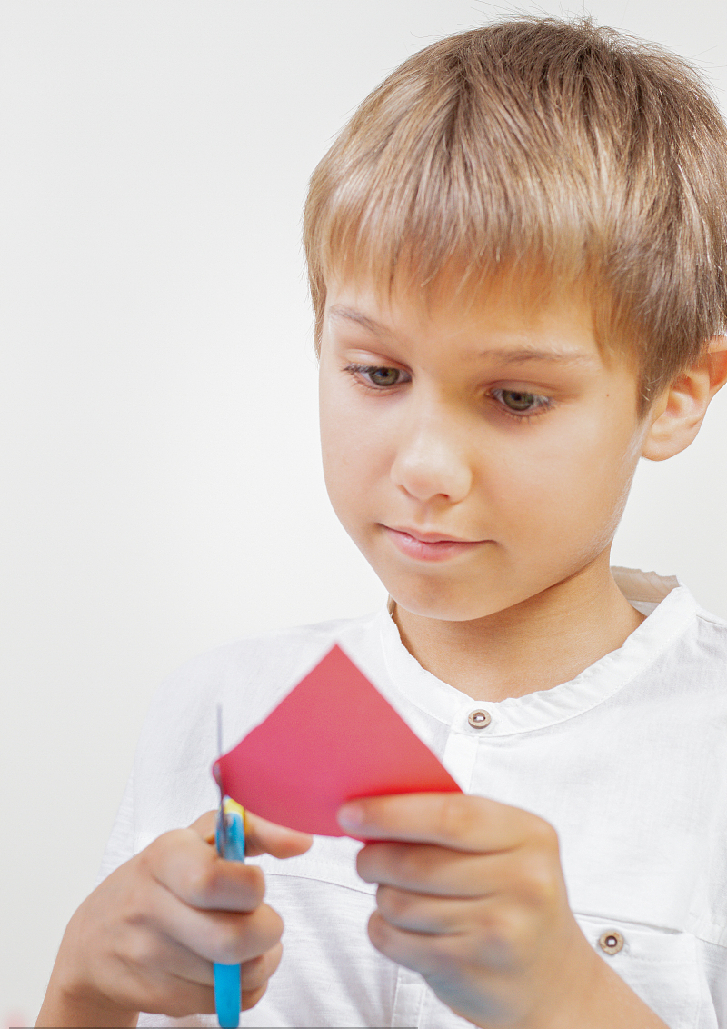 孩子使用剪刀对精细动作发展好处多多,要注意安全和正确姿势