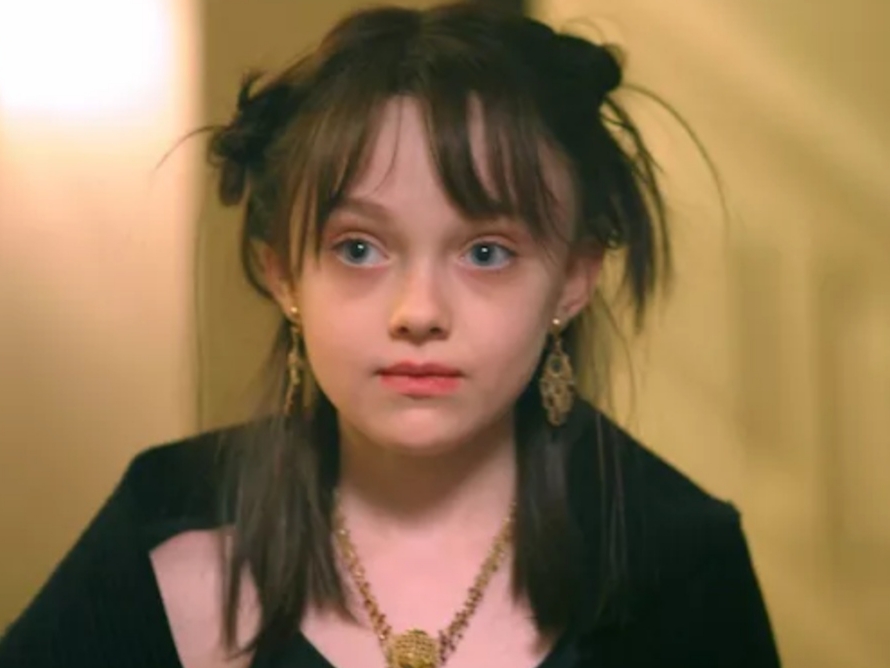 欧美明星:达科塔·范宁看自己小时候的影像,吐舌头的表情亮了