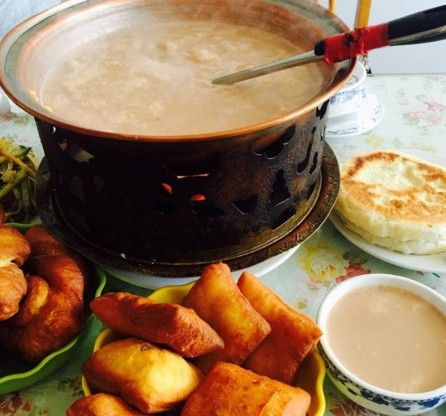 蒙古锅茶,蒙古的奶茶要现煮,蒙古早餐的标配,吃着肉和饼子,喝着锅茶.