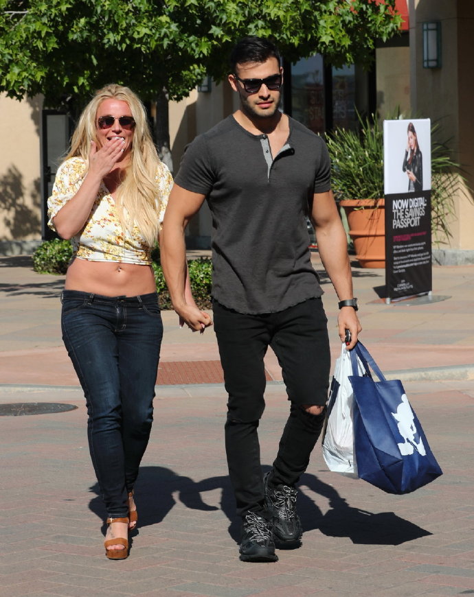 布兰妮 britney spears 和男友 sam asghari 在千橡市出街购物