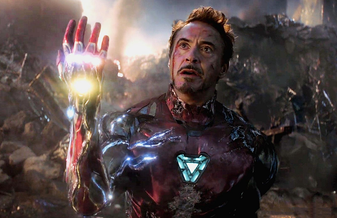 《复联4》:在钢铁侠葬礼上,猎鹰的一个暖心动作,谁能发现?