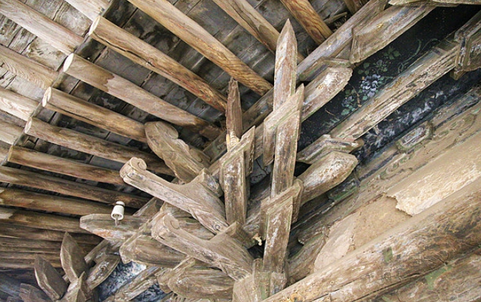 歇山顶就是歇山式屋顶,这种样式宋朝时期称为九脊殿,清朝改称为九脊顶