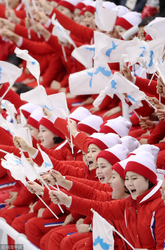 平昌冬奥会:实拍朝鲜拉拉队在场边为冰球队呐喊助威