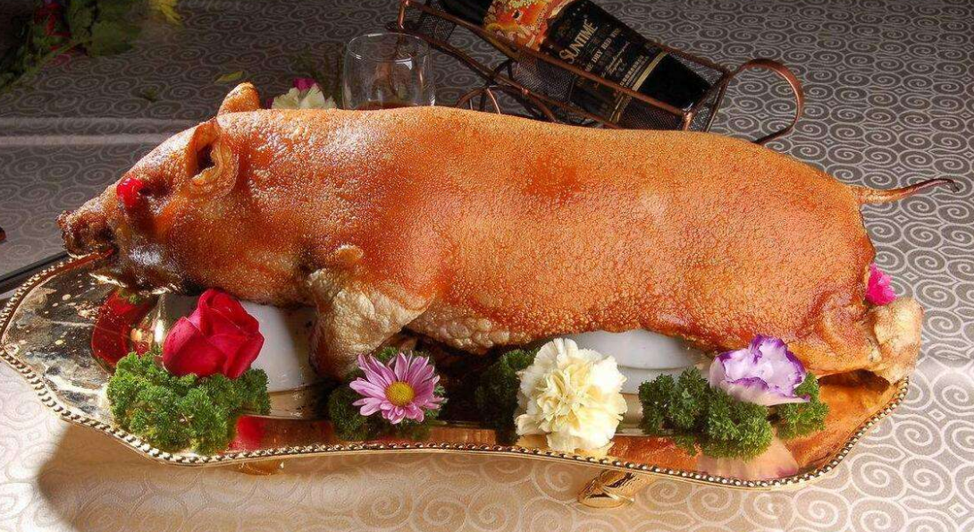 第一种就是广东的脆皮烤乳猪,其实这个烤乳猪吃的也只是猪的皮而已