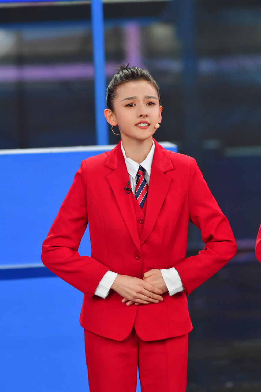 终于知道佟丽娅为什么能当春晚主持人,36岁既有小花的青春美貌,又有大