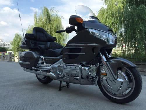 花300万买京a88888摩托车牌,却只能用三年,网友:太傻