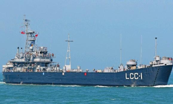 一艘登陆舰开进海峡,搭载神秘白色巨大部件,大批f16挂弹升空