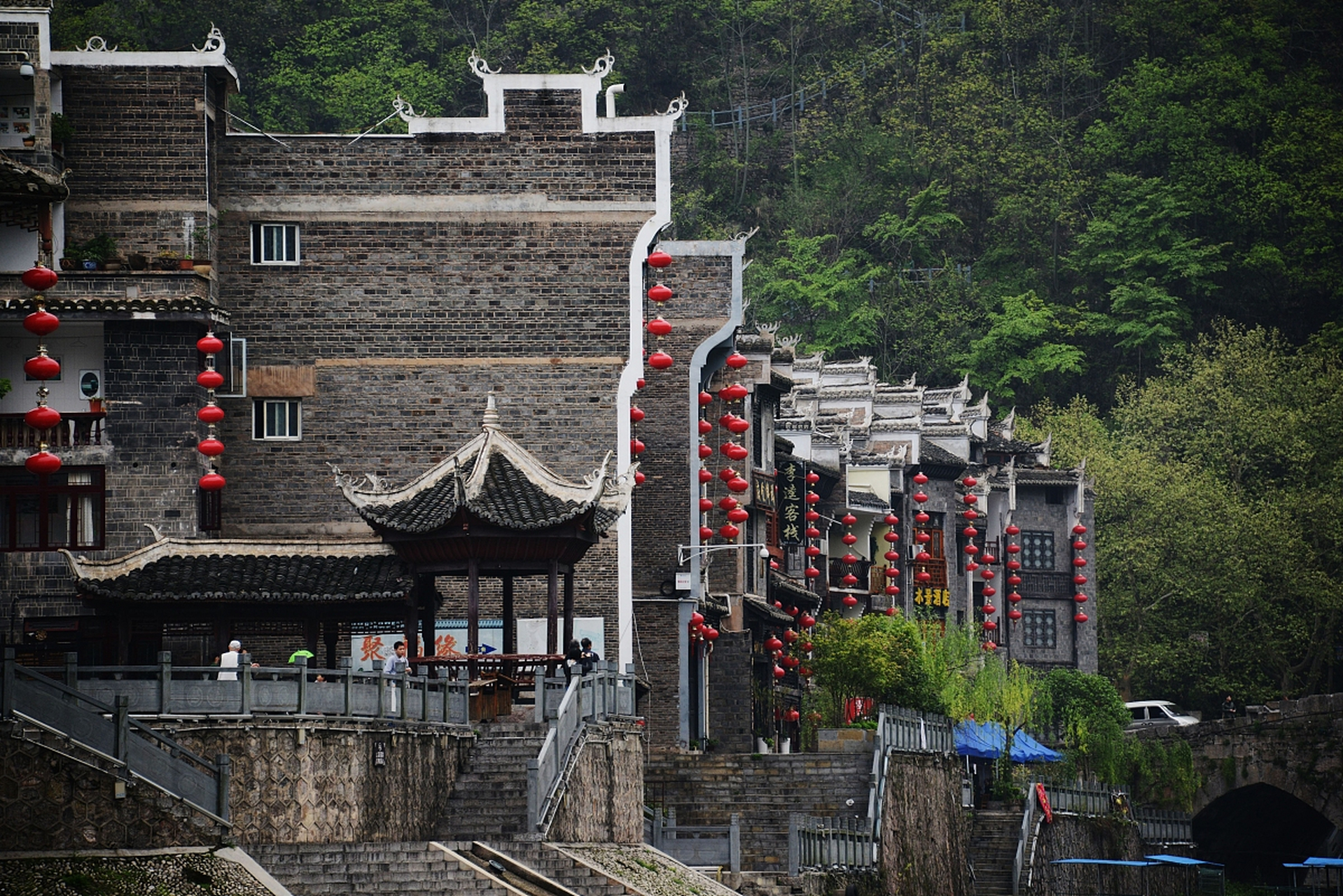 兴义市位于贵州省黔西南州,拥有丰富的自然资源和民族文化.