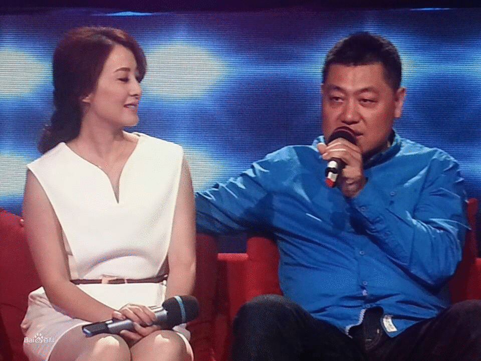 她一夜成名,相识6天闪嫁丑夫,现43岁住别墅,和女儿同框似姐妹