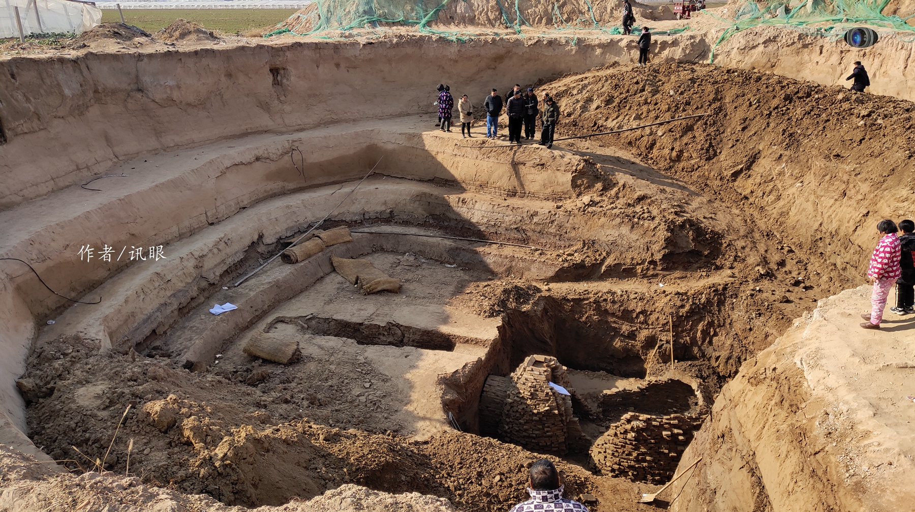 当摄影师来到现场看到,墓坑已基本挖好,可见这墓坑不是一般的深,大约