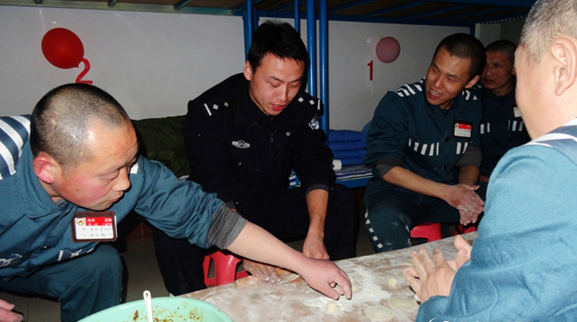 狱警和服刑人员之间的关系,有的很温馨,有的也残酷