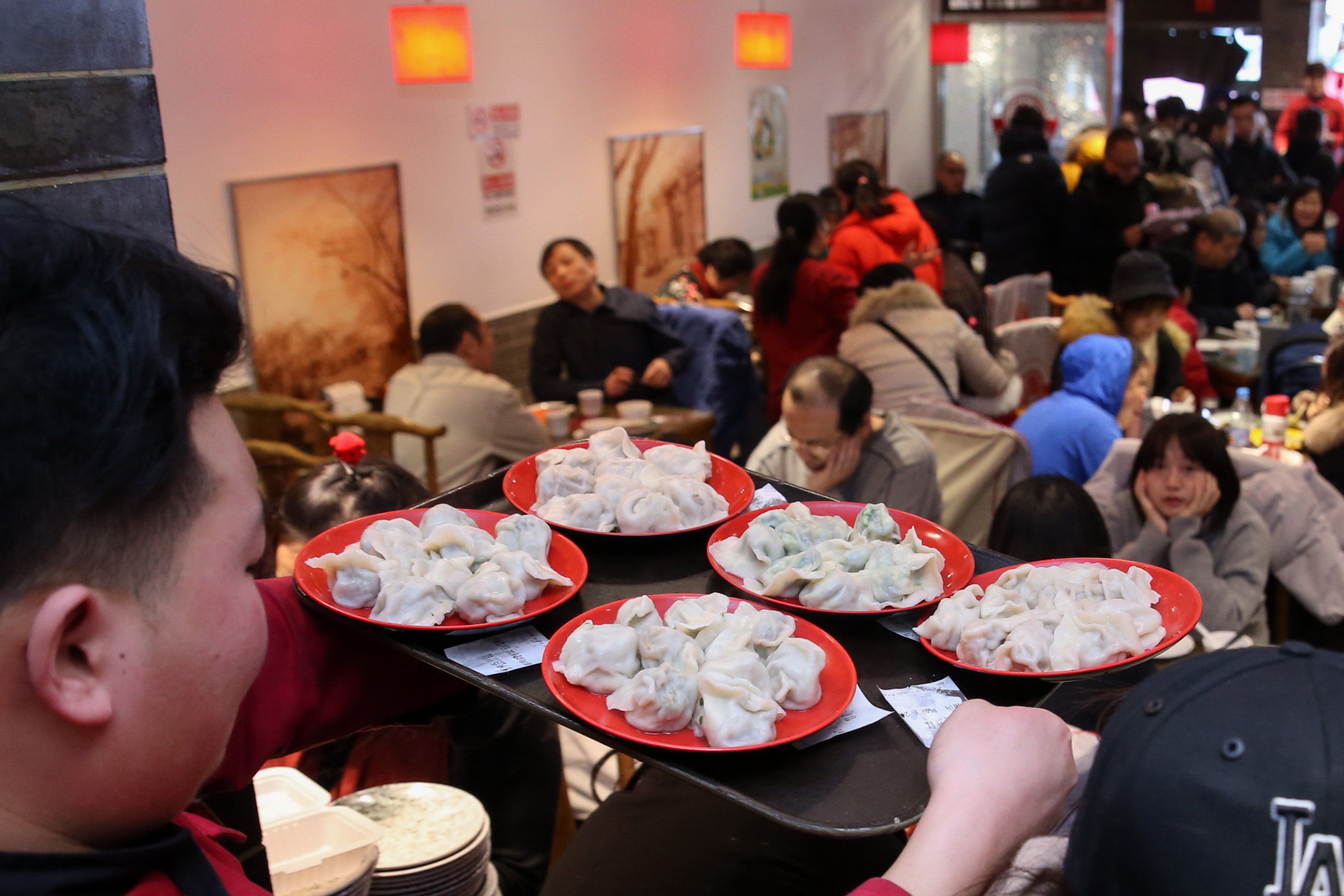 北京,2019年2月9日    "破五"吃饺子    2月9日,北京一家饭店的服务