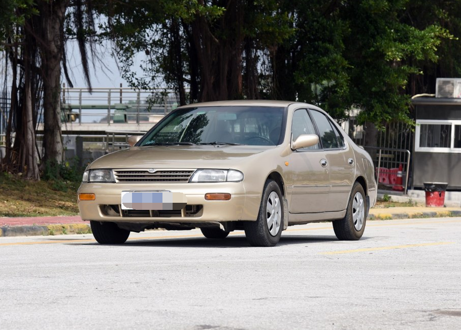 蓝鸟2001款 20l 自动基本型,外观设计很大气,其设计相当出色