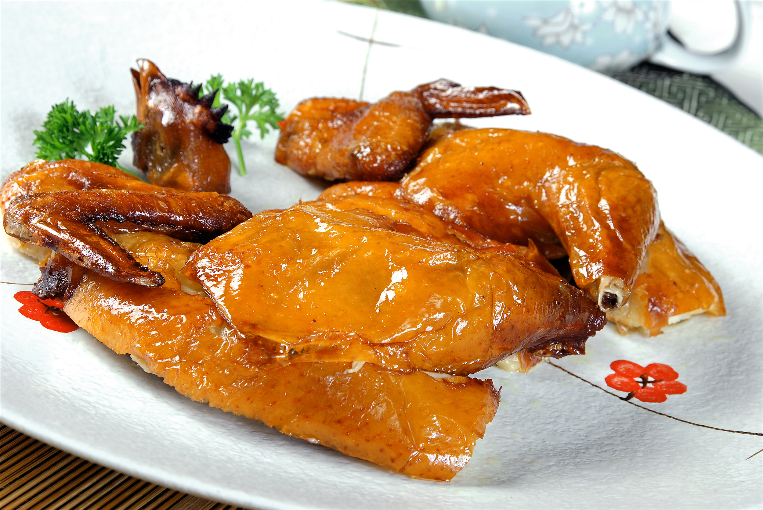 炭烧鸡:鸡,是人们餐桌上的常客,其味道更是深受大家的喜爱