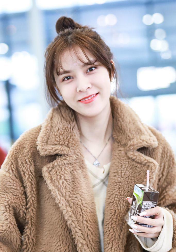 宋妍霏原本在澳大利亚生活,四岁时随父母回了国,在上海定居.