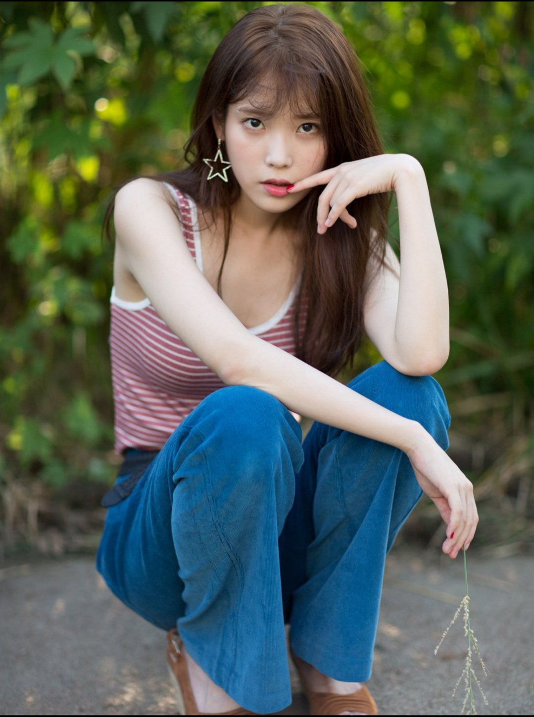 iu李知恩"眼镜杀",穿着白色格纹西装比心,清新可爱又撩人!