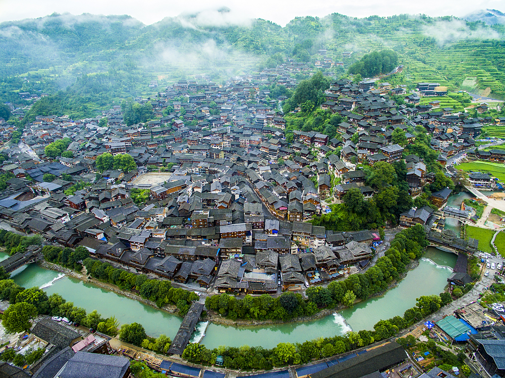 99如果你想体验真正的苗族风情,一定要来西江千户苗寨.