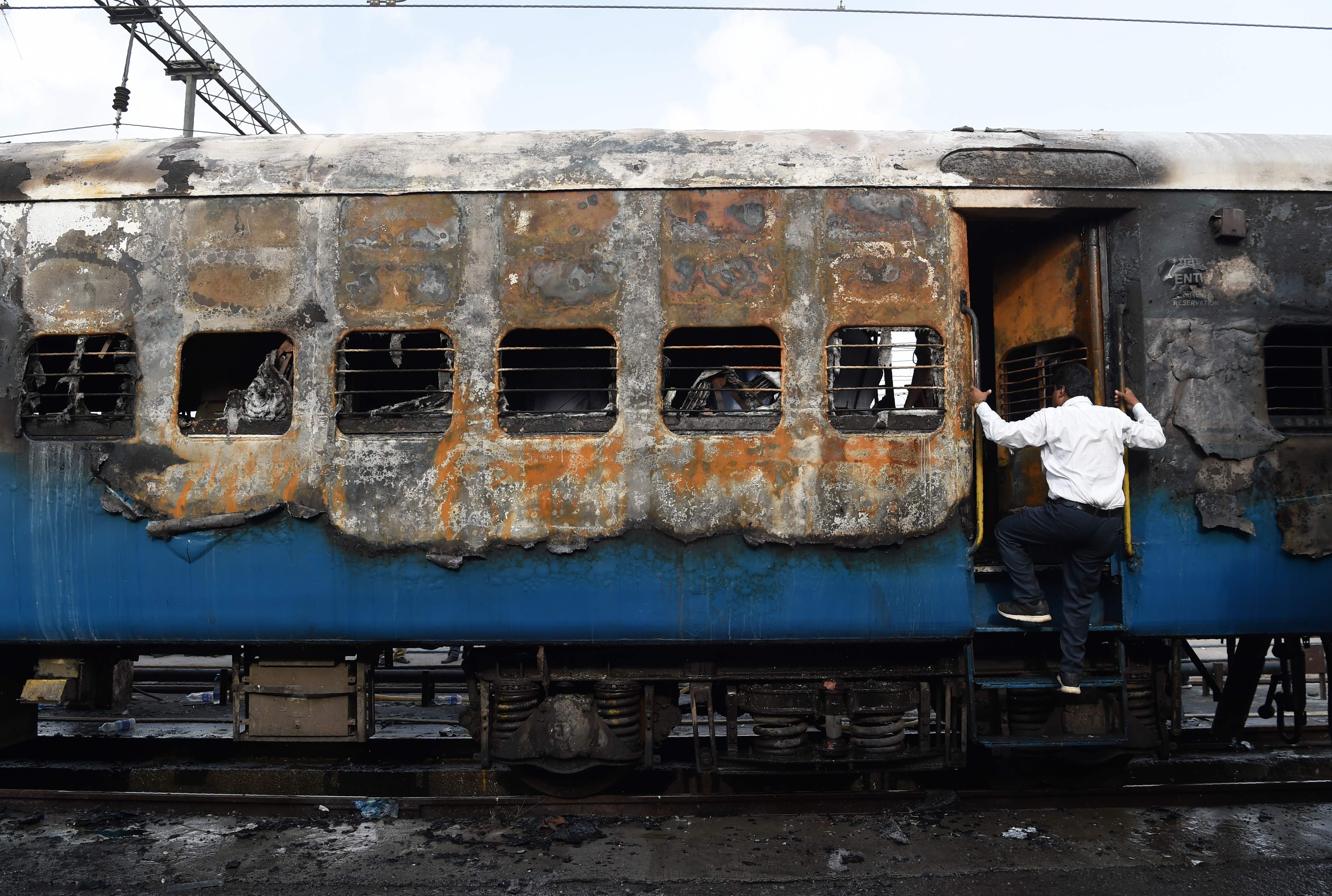印度孟买一列火车起火(6)