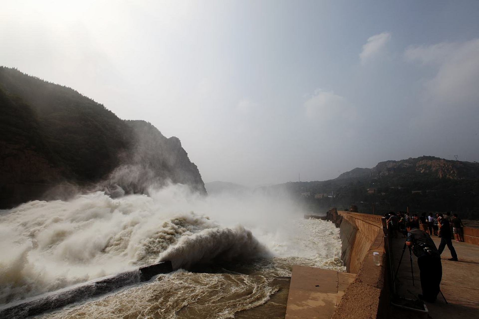 河北京娘湖开闸泄洪场面震撼#   河北京娘湖泄洪,你见过这样的壮观吗