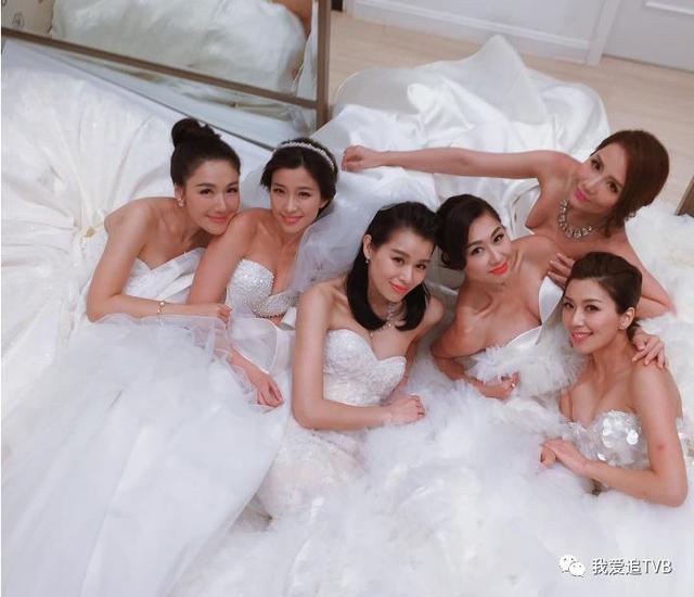 李施嬅贴"胡说八道会"团体婚纱照,庆祝妇女节快乐!