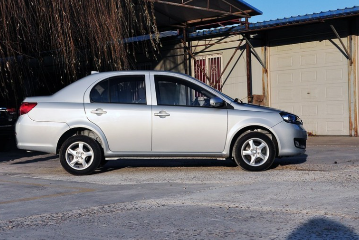 威志v5的外观大气,时尚,算是很精致,耐看的一种款型了,车身整体很大