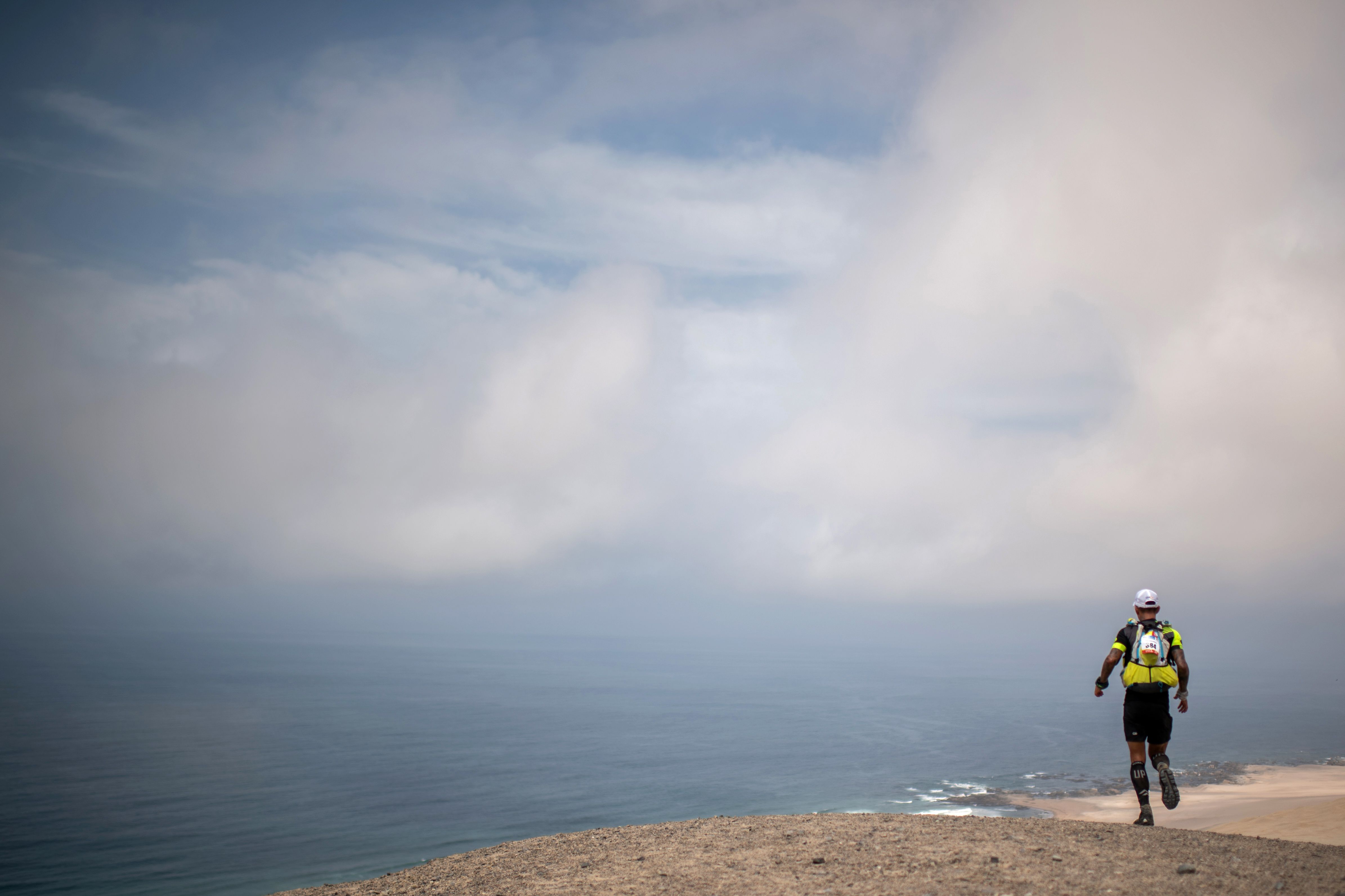 秘鲁举办沙漠半程马拉松比赛(4)