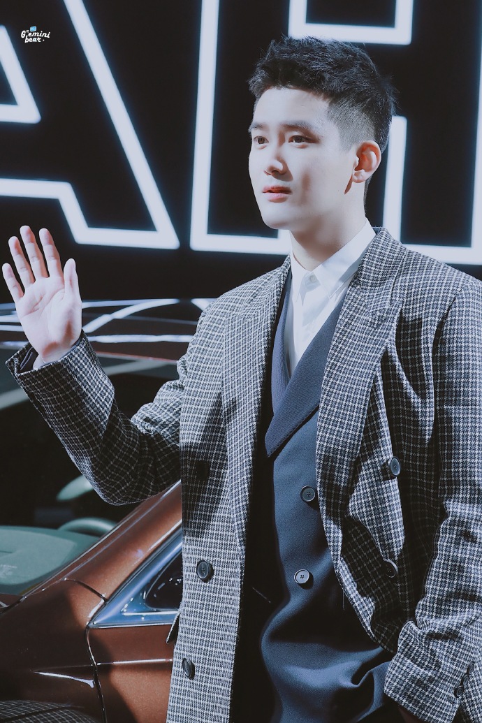 熊梓淇穿格子风衣亮相第十五届mahb年度先生盛典,寸头短发好帅气