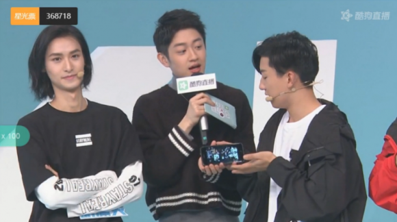 劈叉倒立秒变双眼皮?"挺齐全"酷狗首唱会变才艺秀!