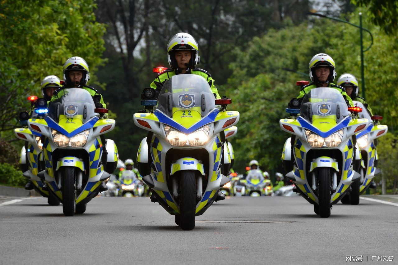 广州交警制服图片